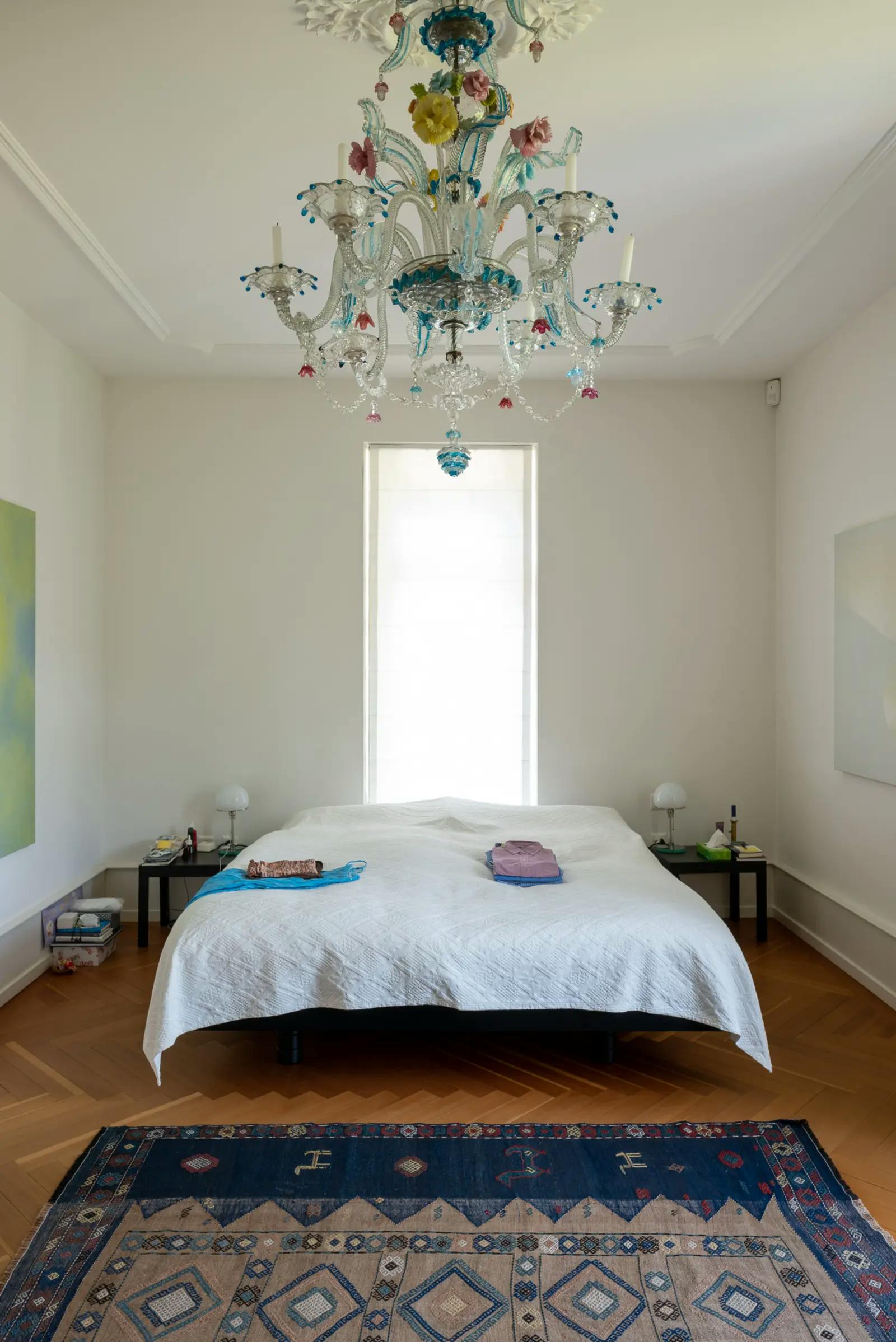 Verneh Kelim aus Aserbaidschan im Schlafzimmer mit Murano Leuchter